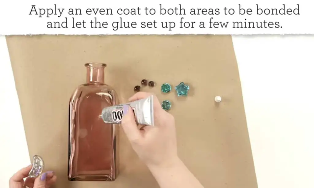 Apply a thin layer of glue on one glass 