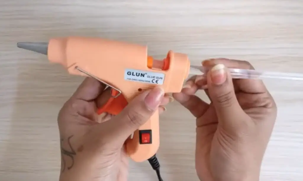 how to use a glue gun