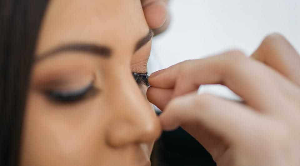  Removing glued eyelashes