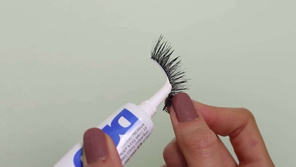 Apply Glue On Tapered Lashes 