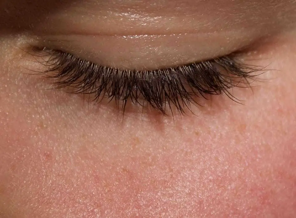  Clean eyelashes